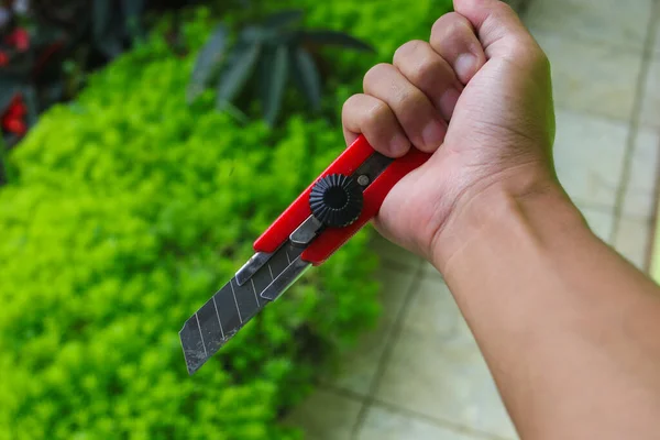 Ein Asiatischer Mann Mit Einem Roten Cutter Messer Versucht Sich — Stockfoto