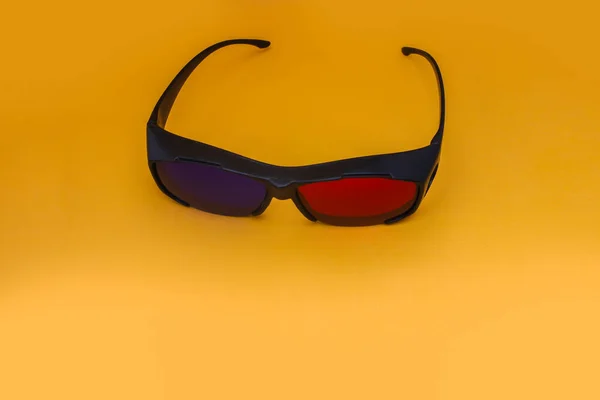 3D红色和青色的电影眼镜在橙色背景下被隔离 3D电影眼镜库存图像 — 图库照片