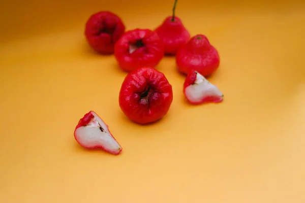 Fruta Manzana Rosa Fresca Aislada Sobre Fondo Naranja También Conocido —  Fotos de Stock