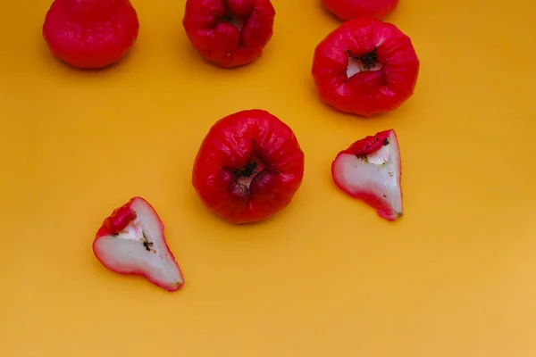 Fruta Maçã Rosa Fresca Isolada Fundo Laranja Também Conhecido Como — Fotografia de Stock