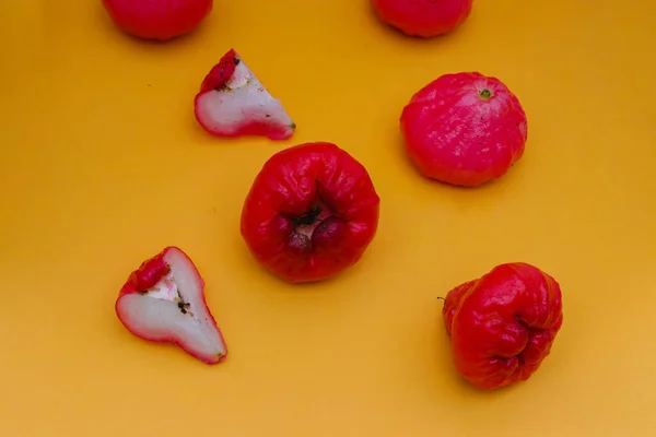 オレンジの背景に新鮮なバラのリンゴ果実が孤立しています ジャンブ メラー Syzygium Aqueum ジャンブ セマラン Syzygium Samarangense ジャンブ — ストック写真