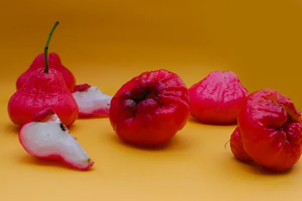 Fruta Maçã Rosa Fresca Isolada Fundo Laranja Também Conhecido Como — Fotografia de Stock