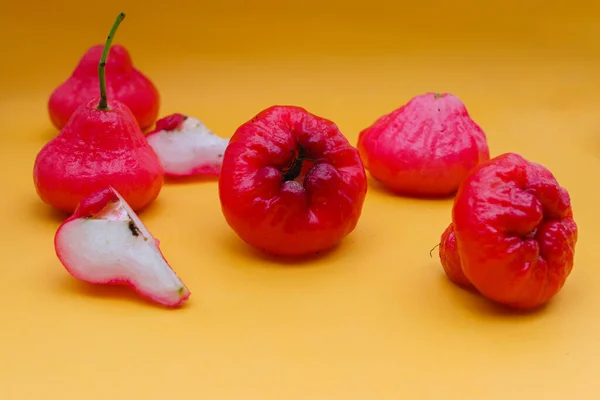 Fruta Maçã Rosa Fresca Isolada Fundo Laranja Também Conhecido Como — Fotografia de Stock