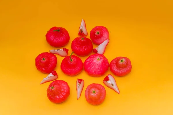 Fruta Maçã Rosa Fresca Isolada Fundo Laranja Também Conhecido Como — Fotografia de Stock
