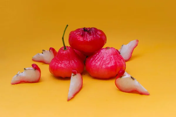 Fruta Maçã Rosa Fresca Isolada Fundo Laranja Também Conhecido Como — Fotografia de Stock