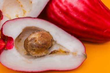 Jambu Bol veya Jambu Jamaika turuncu arka planda ayrıca Malay kırmızı gül elması olarak da bilinir (Syzygium Malaccense).