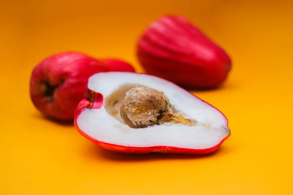 Jambu Bol Jambu Jamaica Isolado Fundo Laranja Também Conhecido Como — Fotografia de Stock