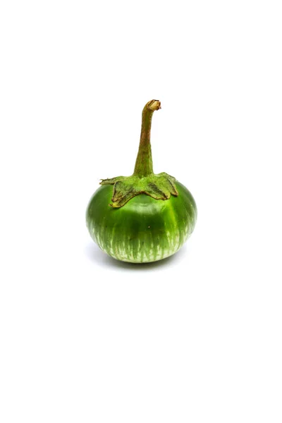 Beyaz Arkaplanda Yeşil Yuvarlak Patlıcan Izole — Stok fotoğraf