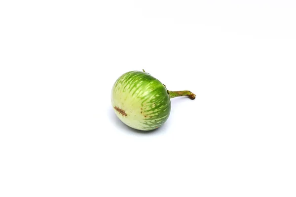白色背景上孤立的绿色圆形茄子 — 图库照片