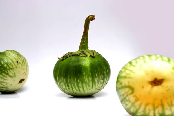 Aubergine Ronde Verte Isolée Sur Fond Blanc — Photo