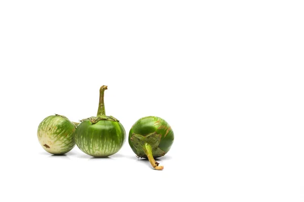 Beyaz Arkaplanda Yeşil Yuvarlak Patlıcan Izole — Stok fotoğraf