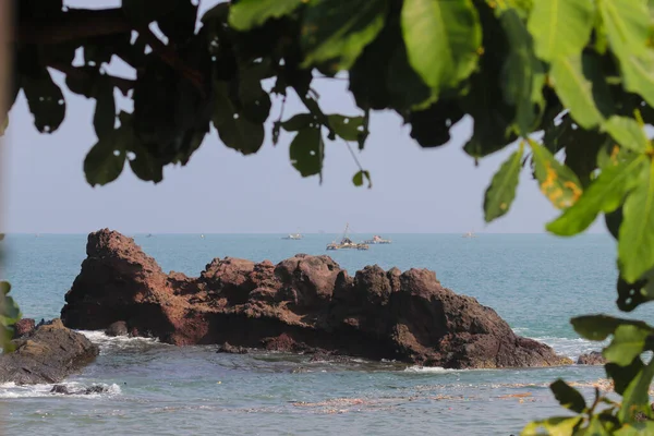 Batu Indah Dengan Daun Hijau Pantai Citepus Pelabuhan Ratu Sukabumi — Stok Foto