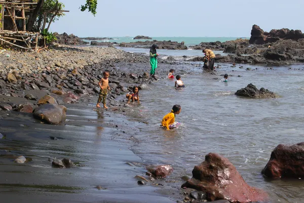 Sukabumi Java Ocidental Indonésia Junho 2021 Crianças Asiáticas Brincam Praia — Fotografia de Stock