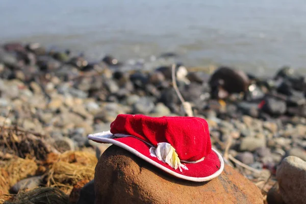 Basura Sombrero Rojo Piedra Con Fondo Borroso — Foto de Stock