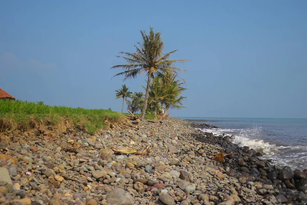 Pemandangan Pantai Loji Dengan Langit Biru Cerah Pantai Berbatu Dan — Stok Foto