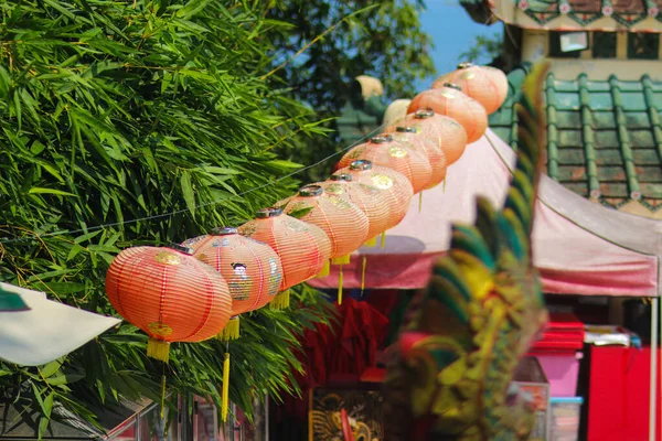 Selektivt Fokus Vackra Röda Lyktor Mot Klarblå Himmel Thailand Buddhism — Stockfoto