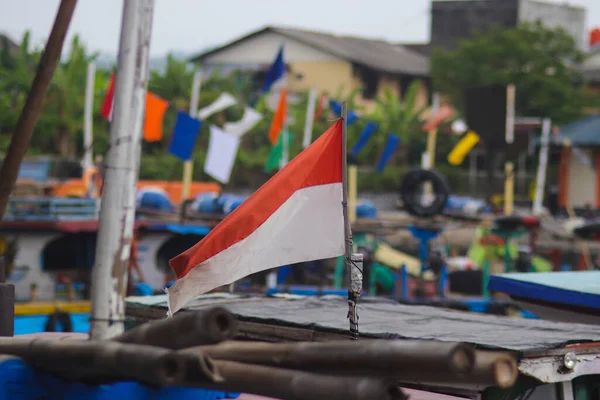 Indonezja Czerwona Biała Flaga Trzepocząca Łodzi Rybackiej Nieostrym Tłem Pelabuhanratu — Zdjęcie stockowe
