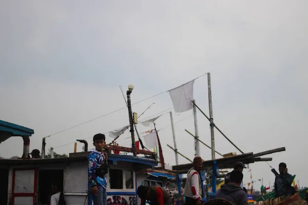 Sukabumi Indonesia Junio 2021 Grupo Pescadores Indonesios Barcos Pesca Preparan — Foto de Stock