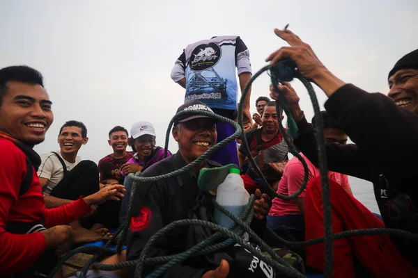 Sukabumi Indonesië Juni 2021 Een Groep Gelukkige Indonesische Vissers Lacht — Stockfoto