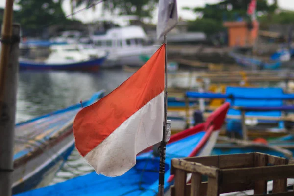 Indonesia Bandera Blanca Roja Ondeando Barco Pesca Con Fondo Desenfocado —  Fotos de Stock