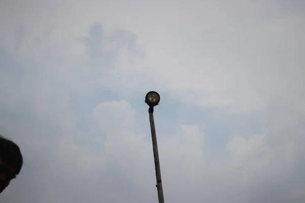Риболовля Човні Лампа Проти Сірого Хмарного Неба — стокове фото