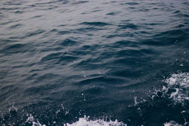 Endonezya 'nın geleneksel balıkçı teknesinden denize tuzlu su sıçrıyor