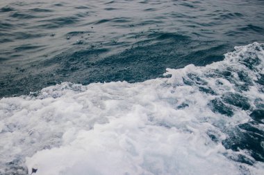 Endonezya 'nın geleneksel balıkçı teknesinden denize tuzlu su sıçrıyor