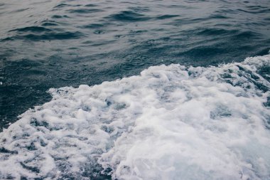 Endonezya 'nın geleneksel balıkçı teknesinden denize tuzlu su sıçrıyor