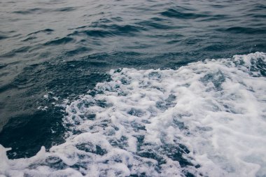 Endonezya 'nın geleneksel balıkçı teknesinden denize tuzlu su sıçrıyor
