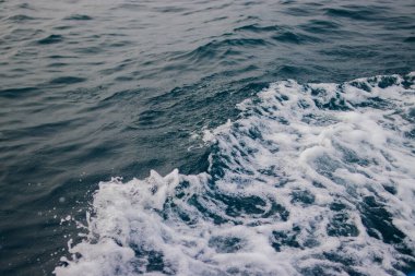 Endonezya 'nın geleneksel balıkçı teknesinden denize tuzlu su sıçrıyor