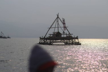 Bagang ya da pagang, özellikle Sukabumi 'de Endonezya' nın geleneksel balıkçılık enstrümanıdır. Geceleri küçük bir jeneratörden gelen ışığı kullanarak balık yakalamak için kullanılan bambudan yapılmış bir balıkçı teknesi..