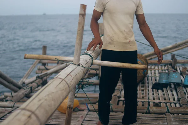 Pêcheur Indonésien Sur Pagang Instrument Bateau Pêche Traditionnel Indonésien Bambou — Photo