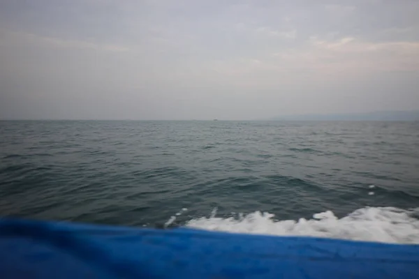 Endonezya Nın Geleneksel Balıkçı Teknesinden Gri Gökyüzü Ile Denize Dökülür — Stok fotoğraf