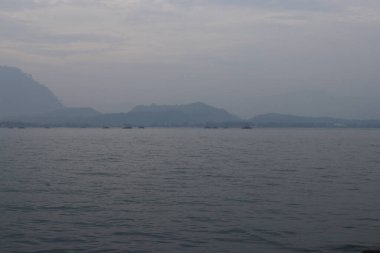 Endonezya 'nın geleneksel balıkçı teknesinin deniz manzarası ve sabah Pelabuhanratu Sukabumi, Endonezya' da dağ silueti..