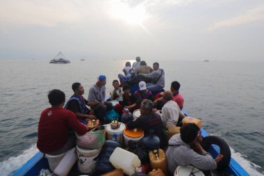 Sukabumi, Batı Java, Endonezya - 15 Haziran 2021: balıkçı teknesindeki bir grup geleneksel Endonezyalı balıkçı denizdeki balık avından yeni döndüler.