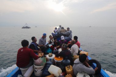 Sukabumi, Batı Java, Endonezya - 15 Haziran 2021: balıkçı teknesindeki bir grup geleneksel Endonezyalı balıkçı denizdeki balık avından yeni döndüler.