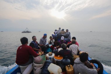 Sukabumi, Batı Java, Endonezya - 15 Haziran 2021: balıkçı teknesindeki bir grup geleneksel Endonezyalı balıkçı denizdeki balık avından yeni döndüler.