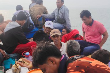 Sukabumi, Batı Java, Endonezya - 15 Haziran 2021: balıkçı teknesindeki bir grup geleneksel Endonezyalı balıkçı denizdeki balık avından yeni döndüler.