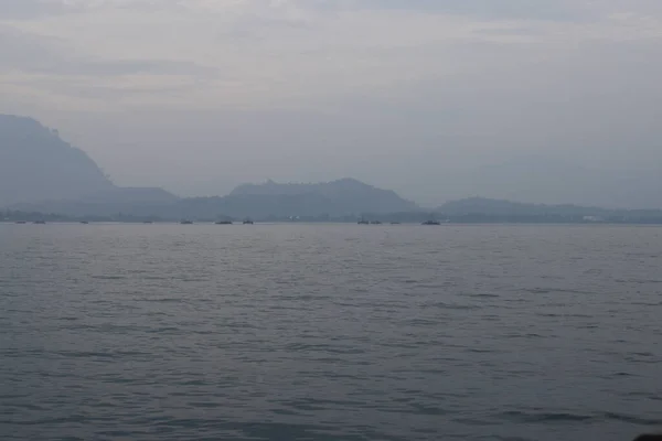 Vista Paisagem Marítima Barco Pesca Tradicional Indonésio Com Silhueta Montanha — Fotografia de Stock