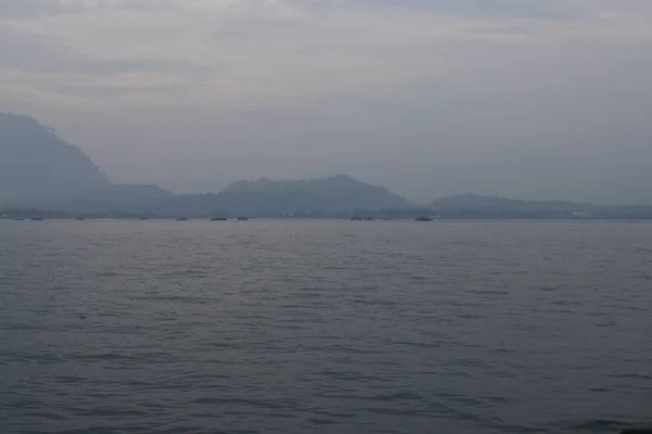 Vista Paisagem Marítima Barco Pesca Tradicional Indonésio Com Silhueta Montanha — Fotografia de Stock