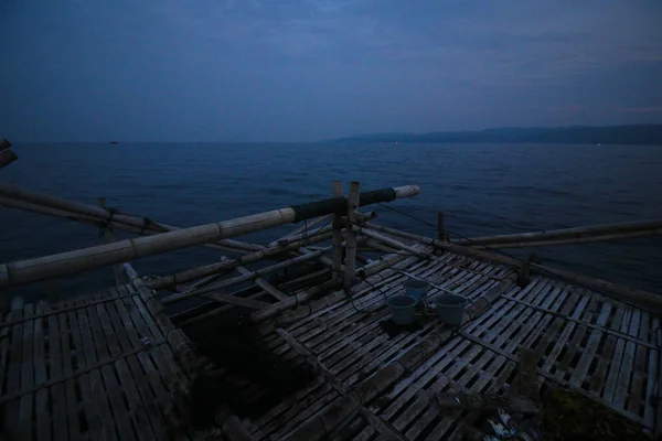 Bagang或Pagang是印度尼西亚的一种传统捕鱼工具 特别是在Sukabumi 这是一种用竹子制成的渔船 用来在夜间用小发电机发出的光捕鱼 — 图库照片