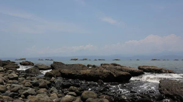 大きな波が岩を砕き シテプスビーチの劇的な灰色の曇りの空 Pelabuhan Ratu Sukabumi Indonesia — ストック写真