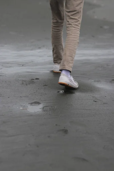 Hombre Solitario Caminando Playa Arena Negra — Foto de Stock