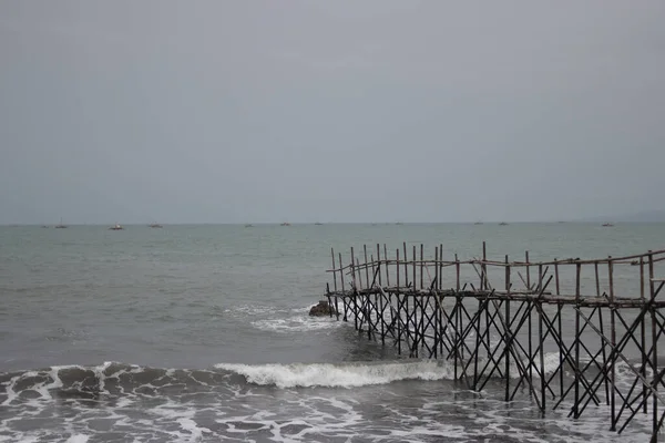 Indah Pemandangan Laut Dengan Jembatan Bambu Gelombang Dan Langit Biru — Stok Foto