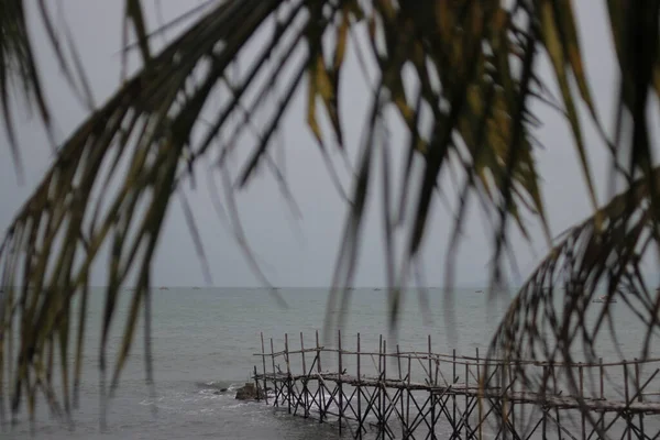 Bela Paisagem Marinha Com Pontes Bambu Ondas Céu Azul Praia — Fotografia de Stock