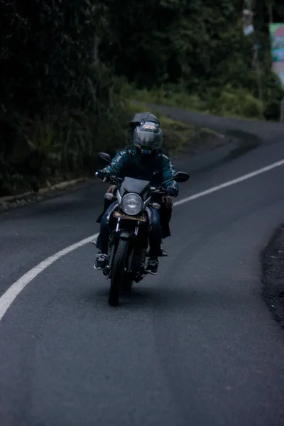 Azji Mężczyźni Jazda Motocyklu Pustej Drodze — Zdjęcie stockowe