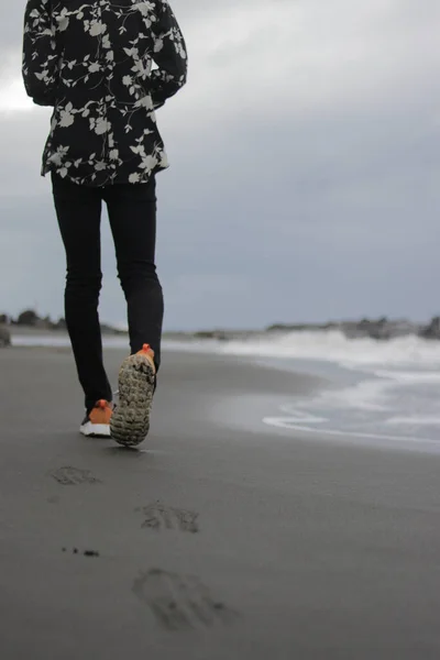 Desenfocó Hombre Solitario Caminando Playa Arena Negra Concepto Solitario Deprimido — Foto de Stock
