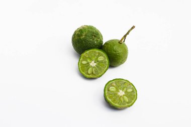 Lime ya da Limau (Citrus amblycarpa) beyaz arka planda izole edilmiştir. Lime ya da Limau (Citrus amblycarpa), Endonezya 'nın batı kesimindeki Citrus türlerinden biridir..
