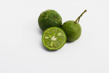 Lime ya da Limau (Citrus amblycarpa) beyaz arka planda izole edilmiştir. Lime ya da Limau (Citrus amblycarpa), Endonezya 'nın batı kesimindeki Citrus türlerinden biridir..