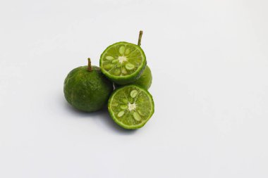 Lime ya da Limau (Citrus amblycarpa) beyaz arka planda izole edilmiştir. Lime ya da Limau (Citrus amblycarpa), Endonezya 'nın batı kesimindeki Citrus türlerinden biridir..